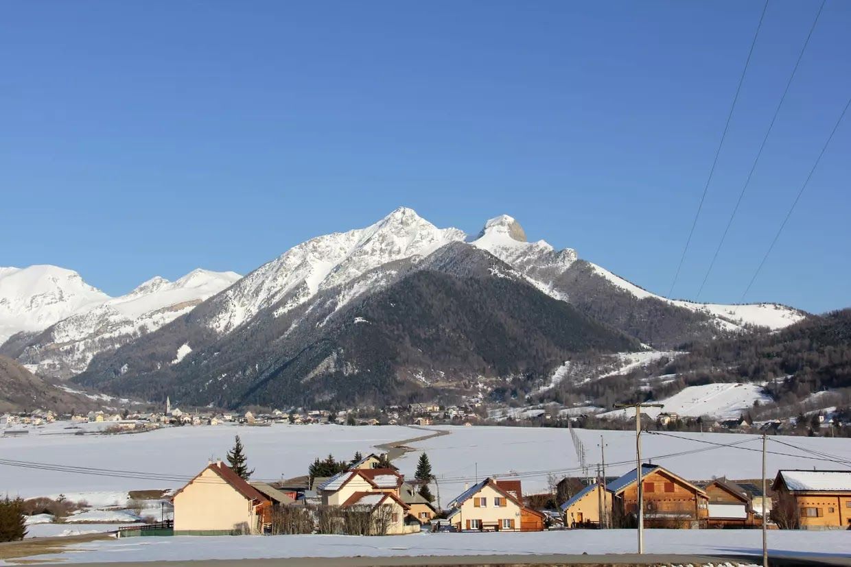 Le village d'Ancelle sous la neige, au pied des sommets du Champsaur