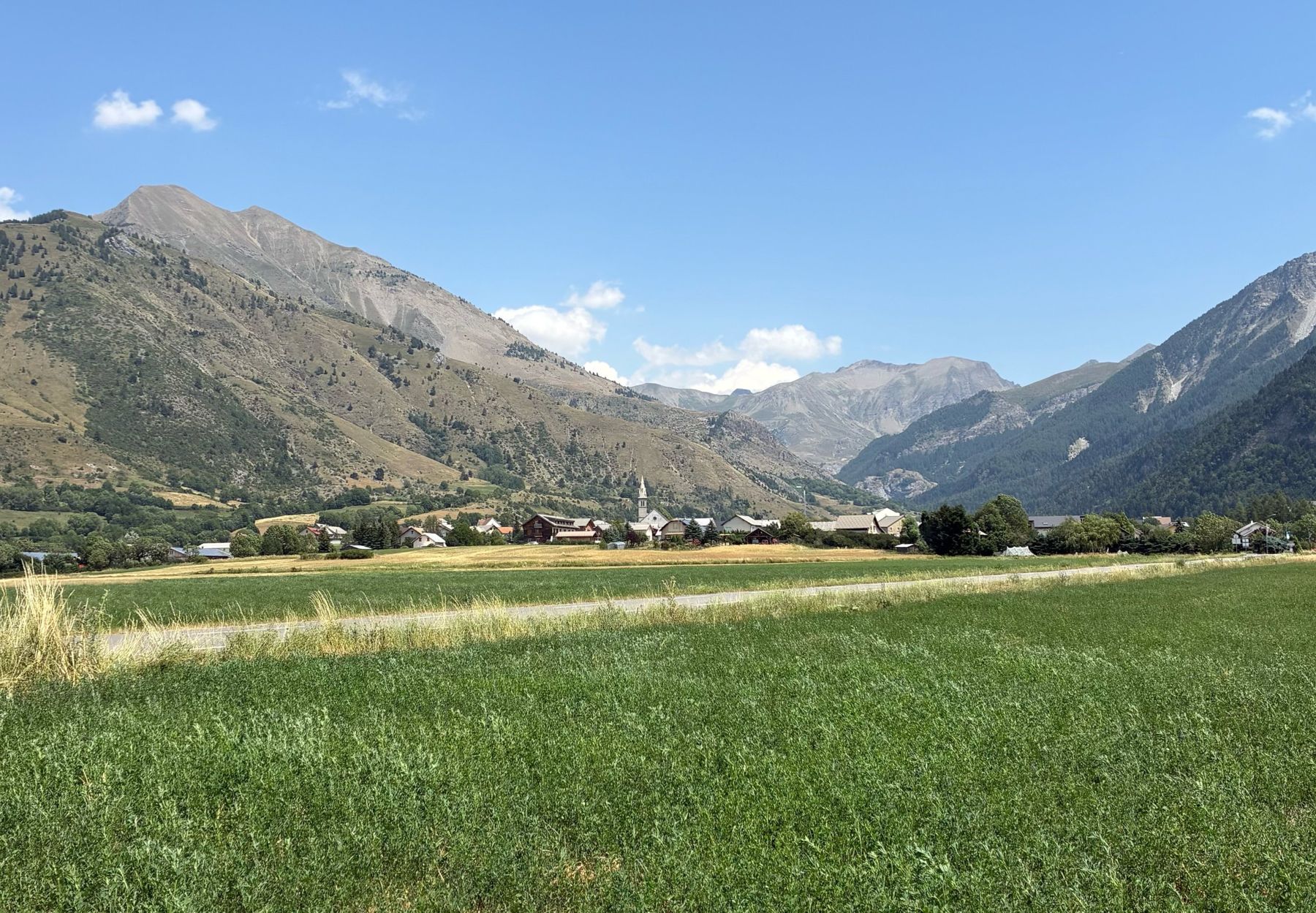 Le village d'Ancelle et son clocher en été