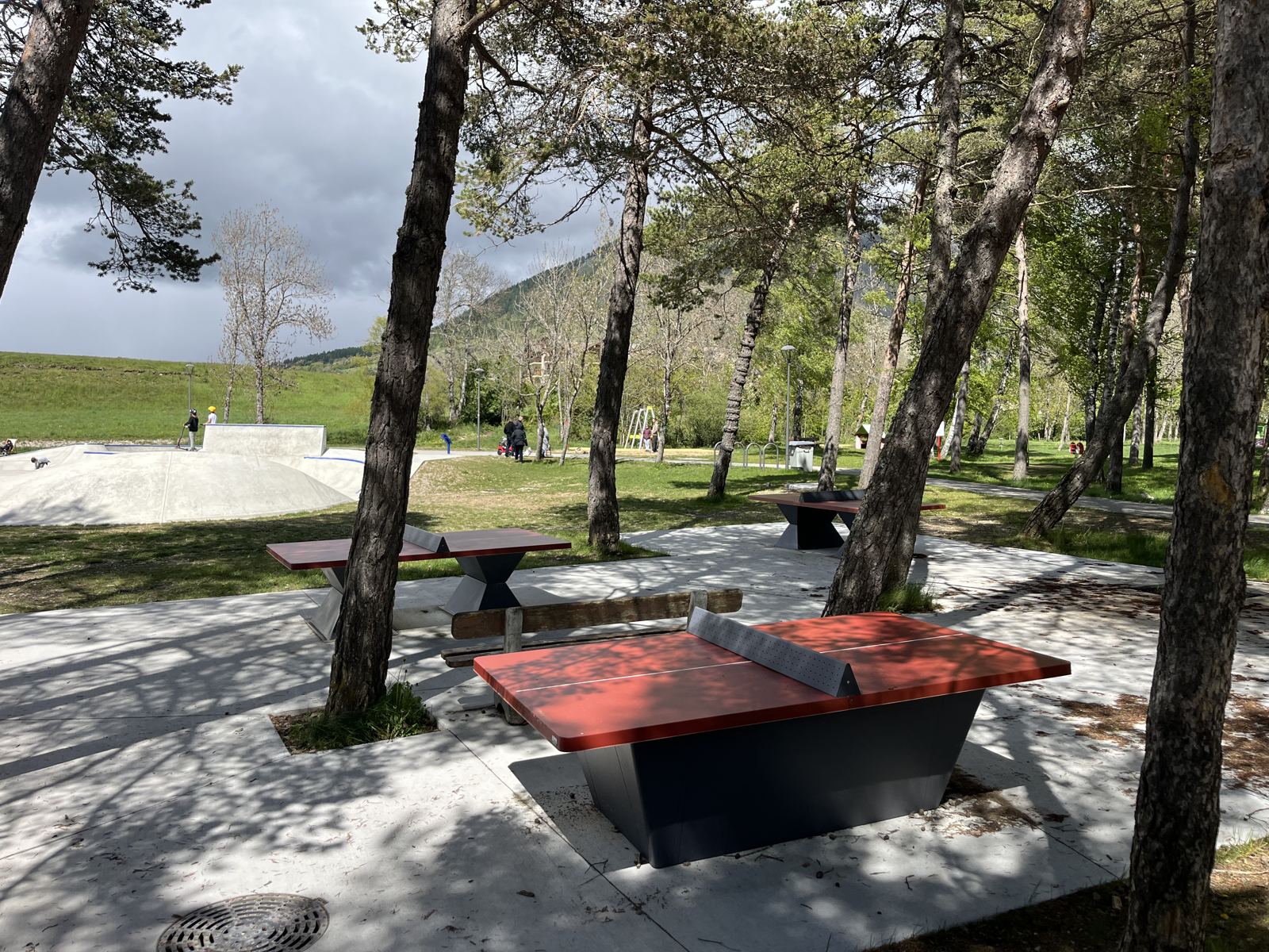 Tables de ping-pong et skatepark sous les pins à la base de loisirs
