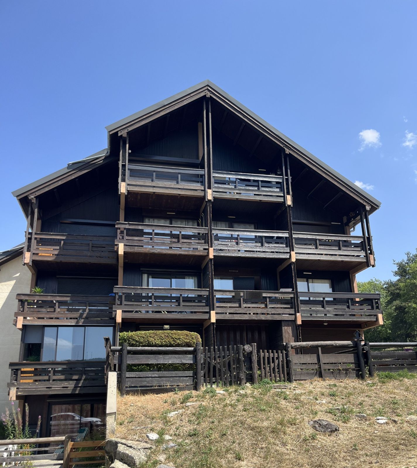 Le petit immeuble à Ancelle, façade en bois et balcons