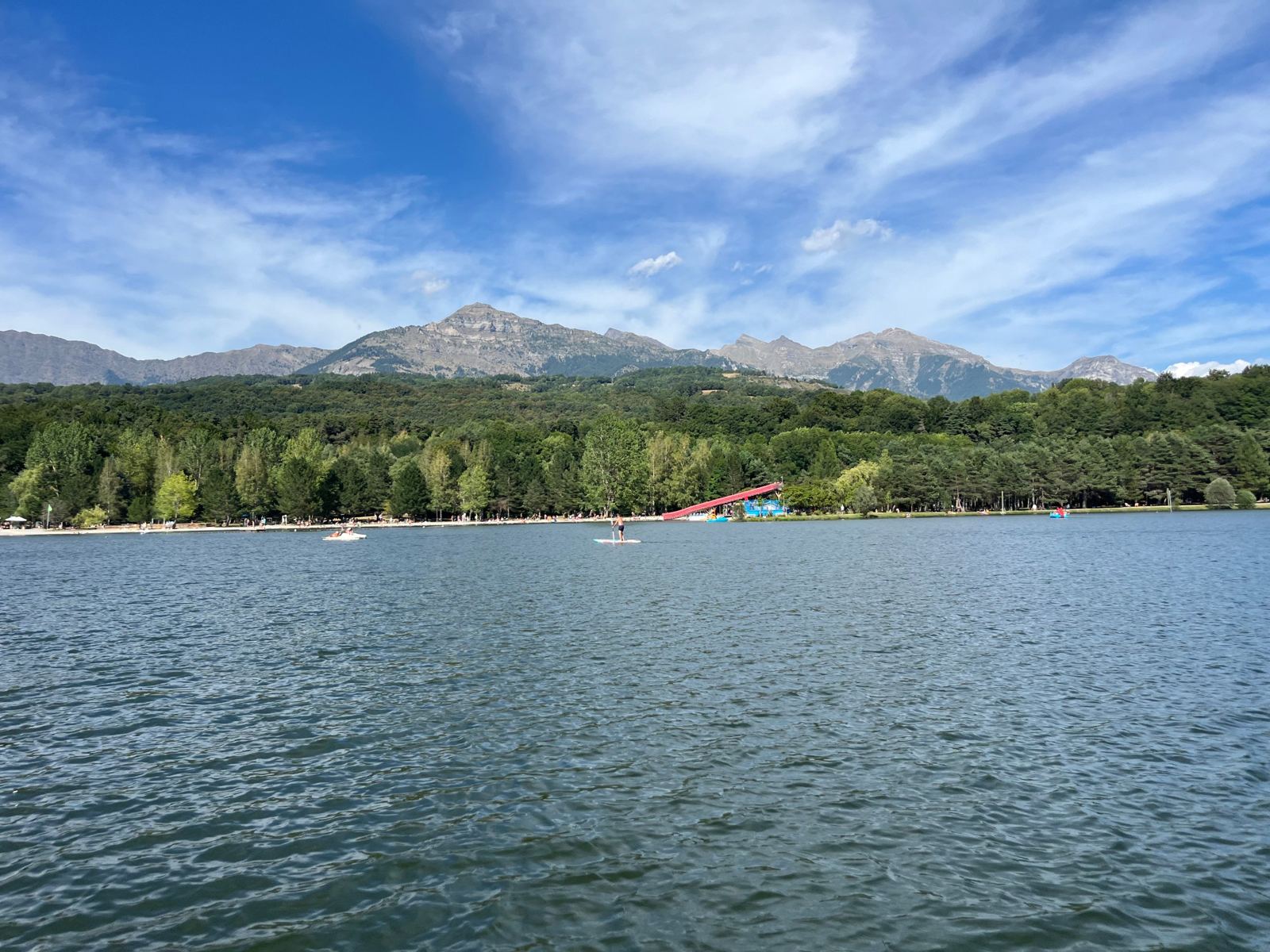 Le plan d'eau du Champsaur avec son toboggan et ses pédalos